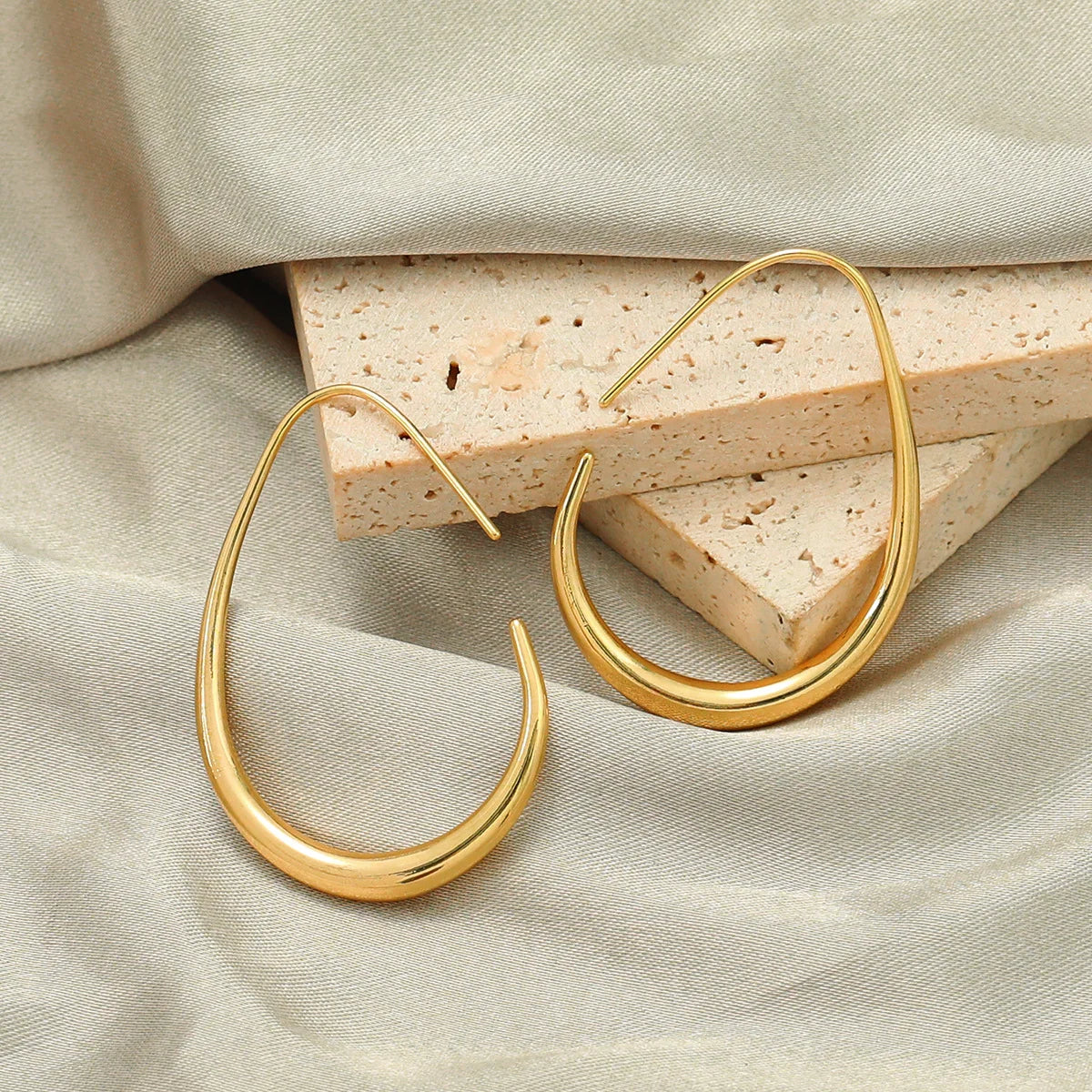Eclat Needle Oval Hoops - GlamoROZ