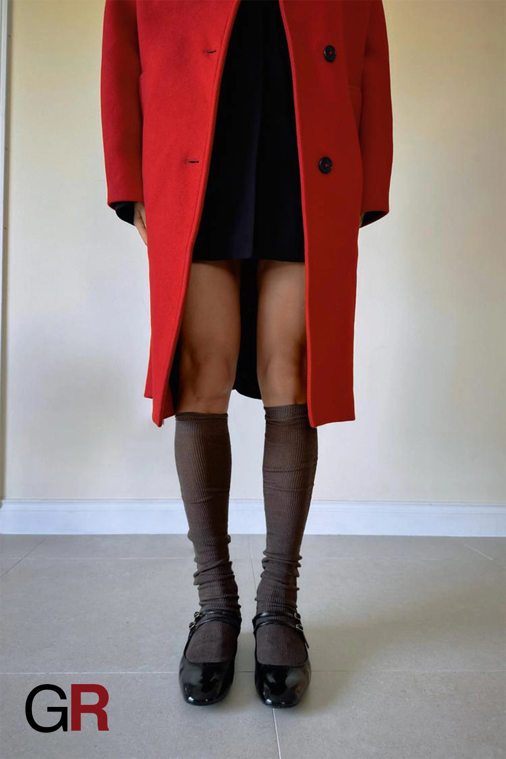 Graceful Red Lapel Single-Breasted Wool Coat - GlamoROZ