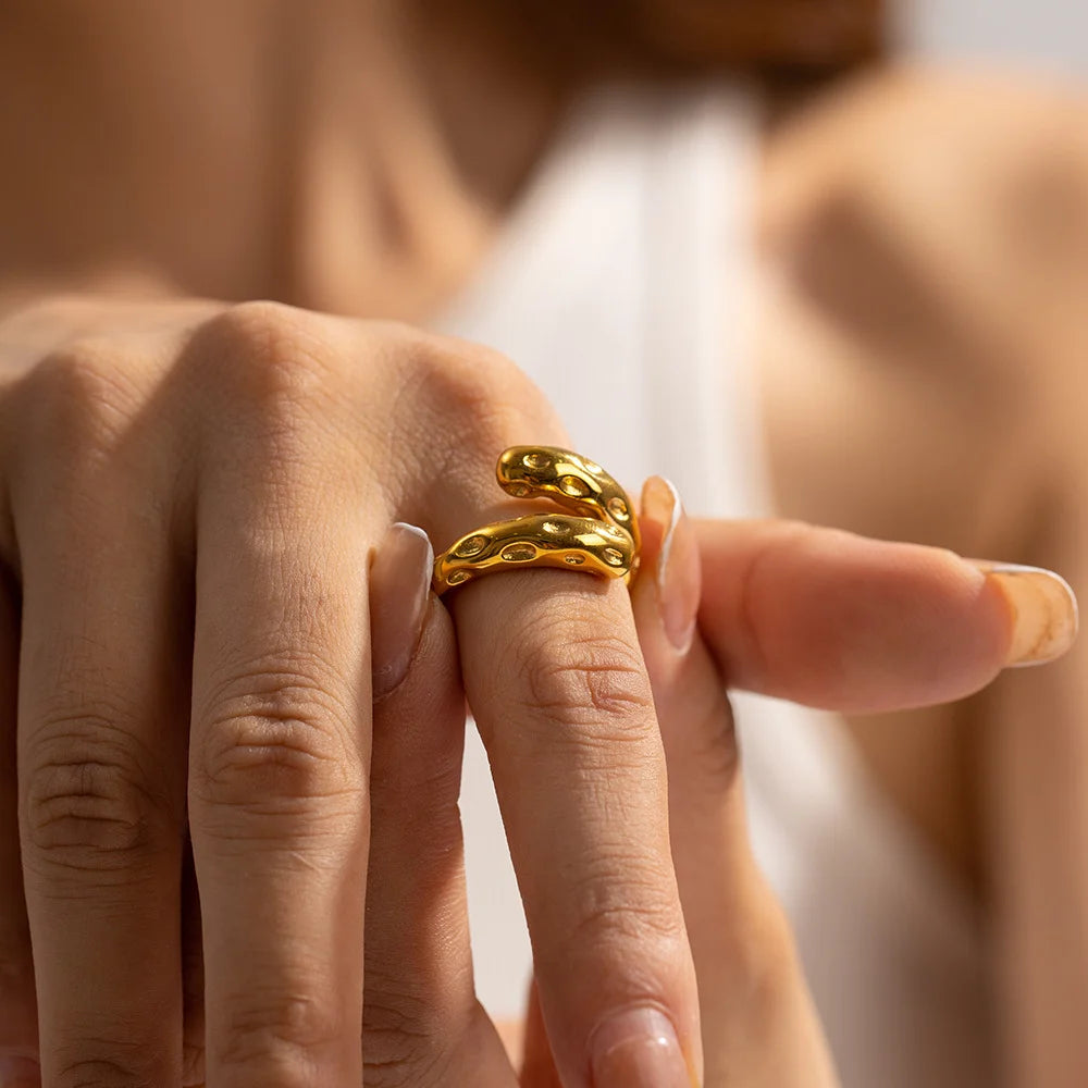 Timeless Elegance Hammered Ring - GlamoROZ