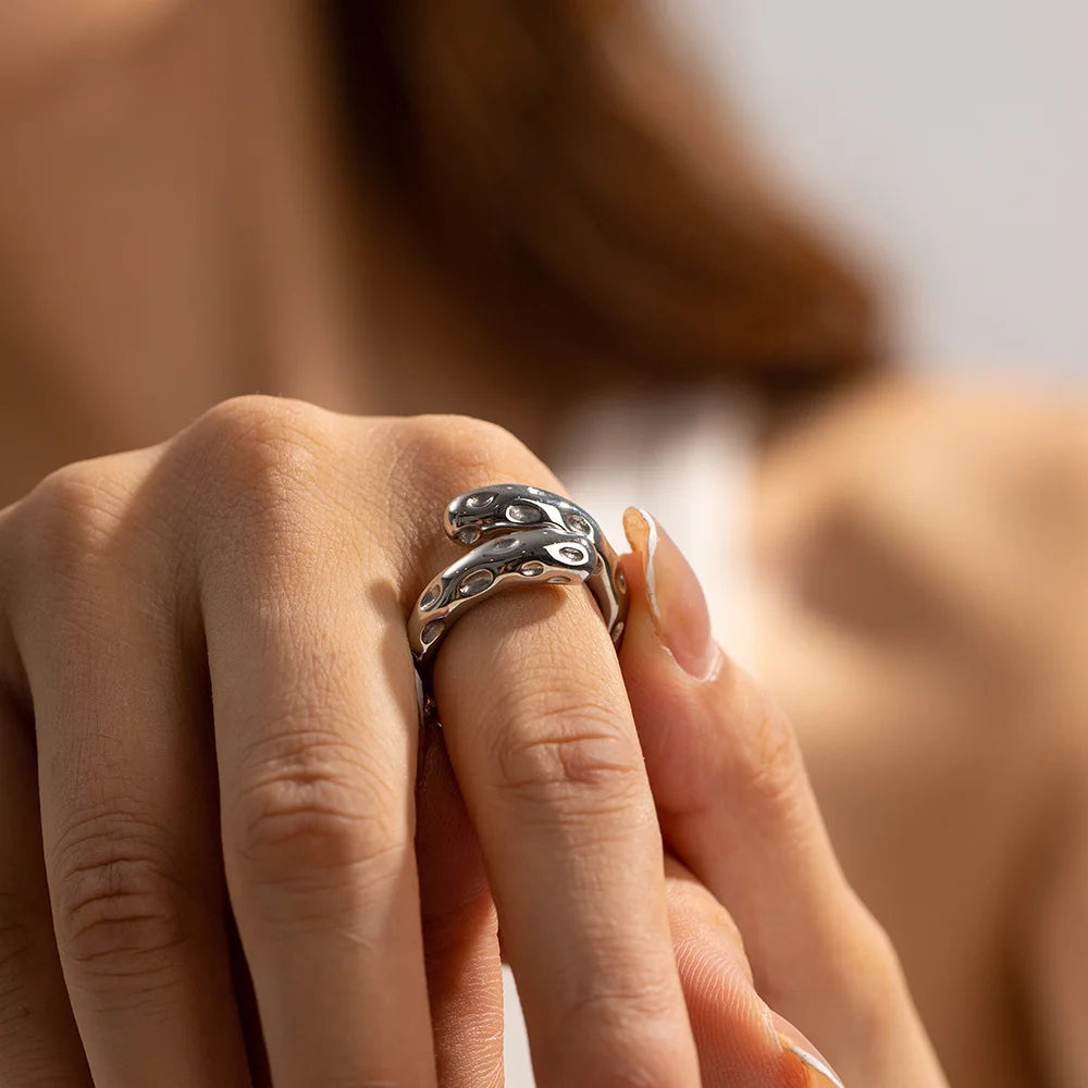 Timeless Elegance Hammered Ring - GlamoROZ