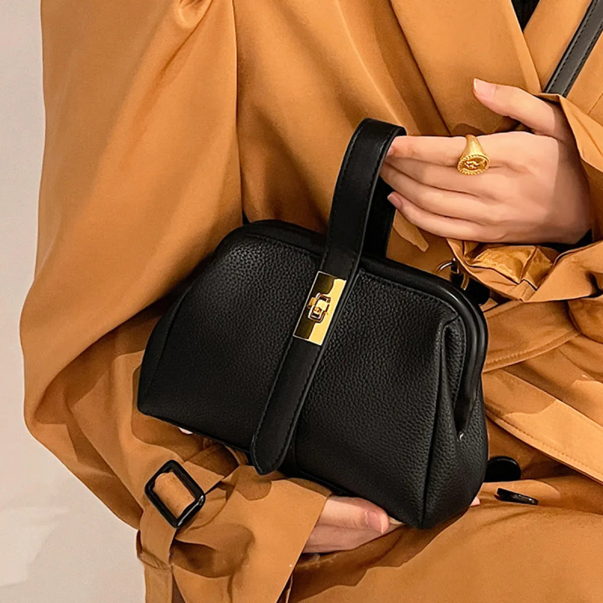 Prestige Leather Traveler Crossbody Bag - GlamoROZ