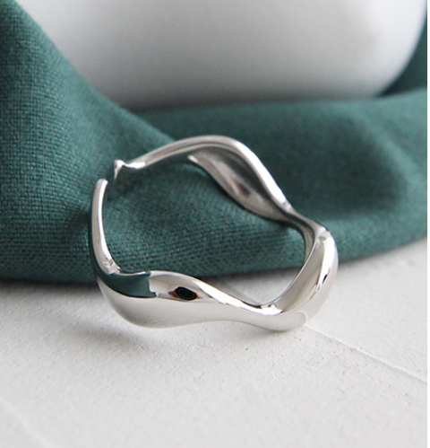 Sleek Wave Ring - GlamoROZ