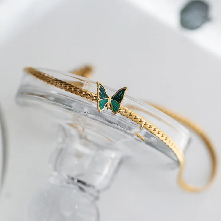 Regal Gilded Emerald Butterfly Anklet - GlamoROZ