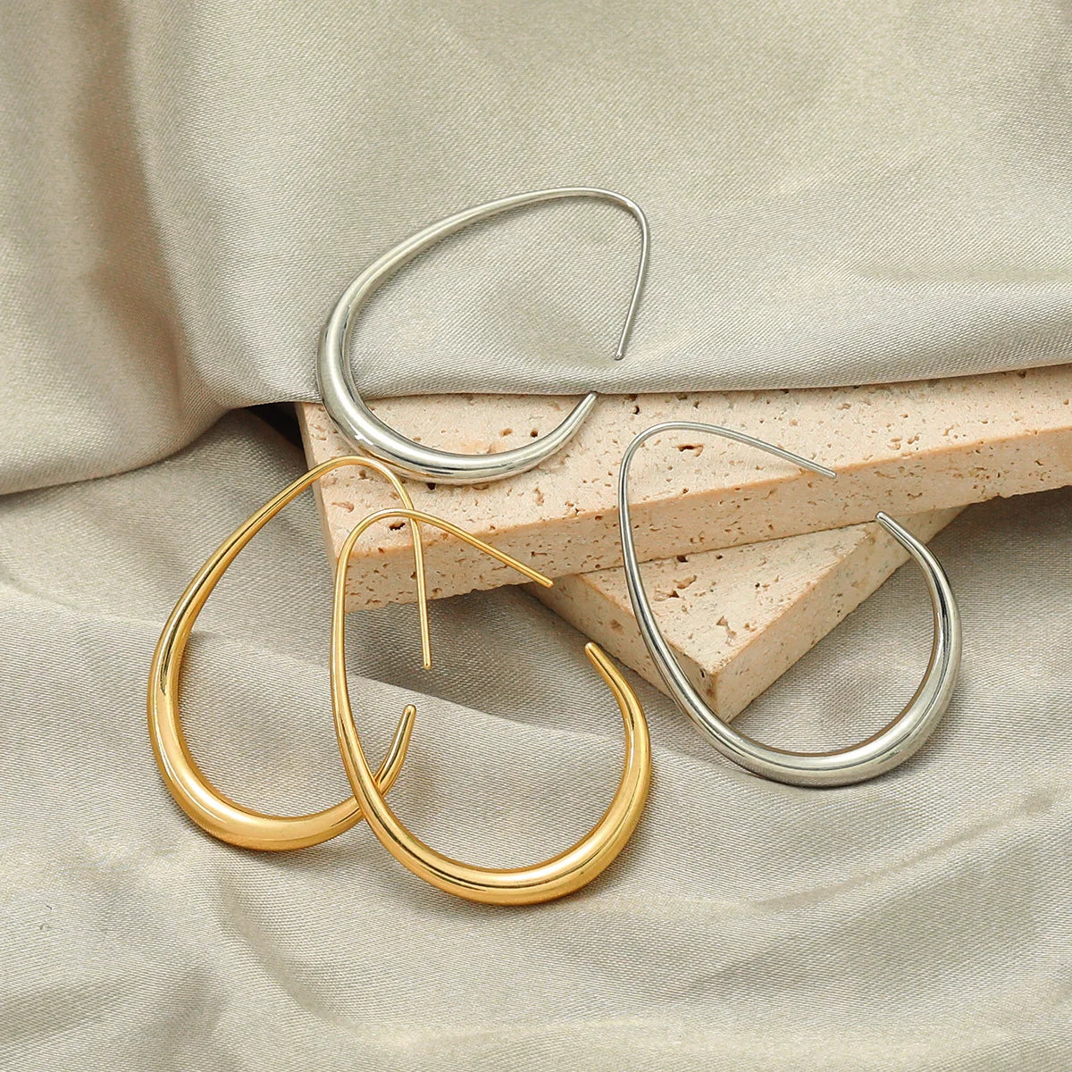 Eclat Needle Oval Hoops - GlamoROZ