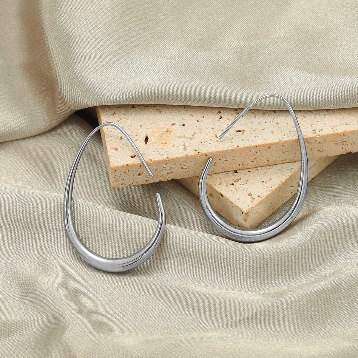 Eclat Needle Oval Hoops - GlamoROZ