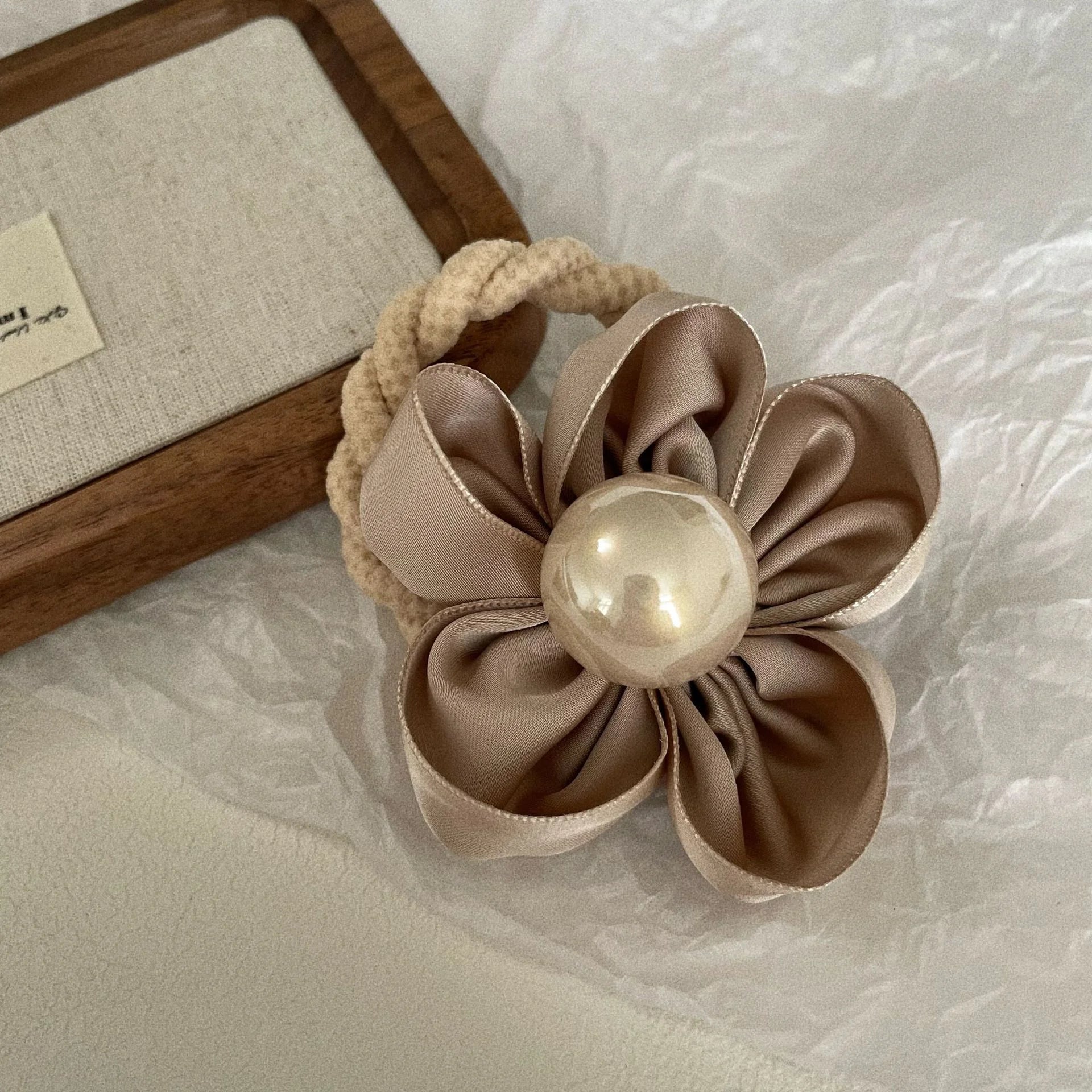 Elegance Pearl Blossom Hair Band - GlamoROZ