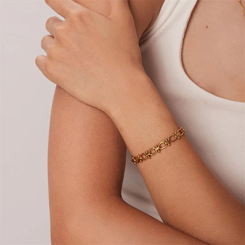 Chic Gold Statement Bracelet - GlamoROZ