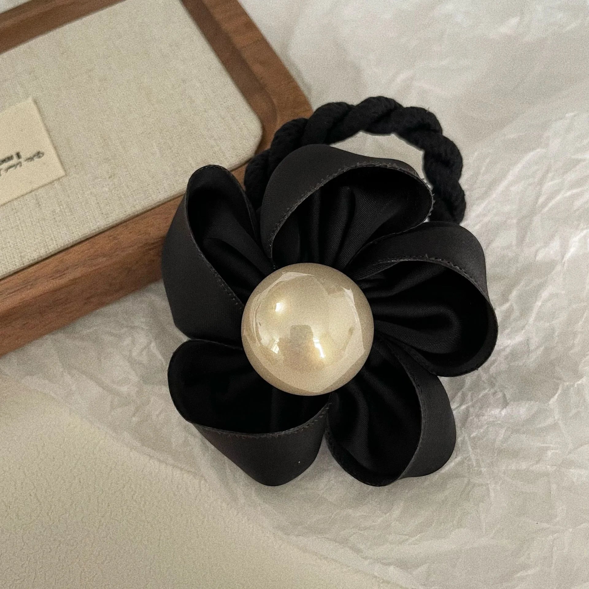 Elegance Pearl Blossom Hair Band - GlamoROZ