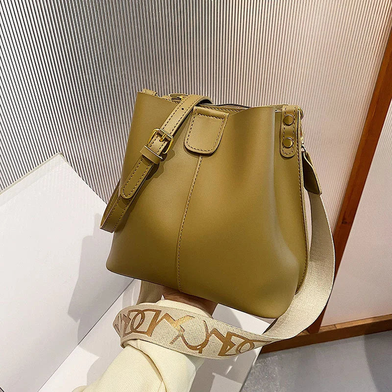 Parisian Chic Wide Strap Bucket Bag - GlamoROZ