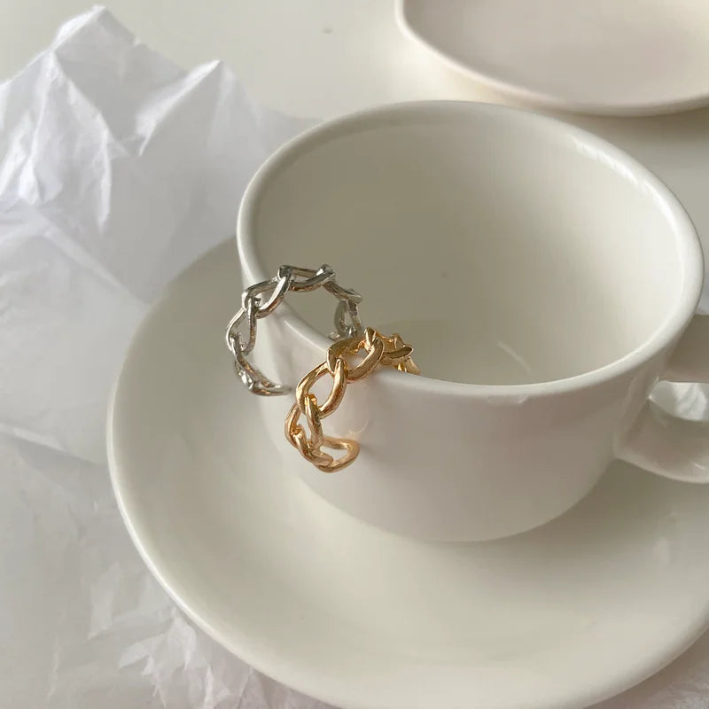Golden Twist Chain Ring - GlamoROZ