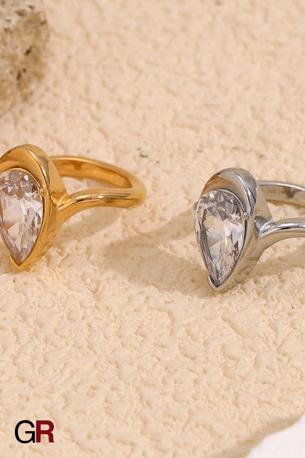 Auréole Teardrop Ring
