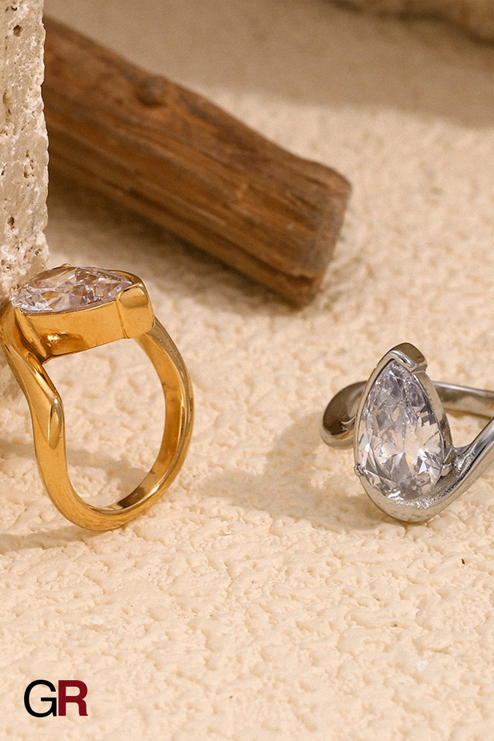 Auréole Teardrop Ring