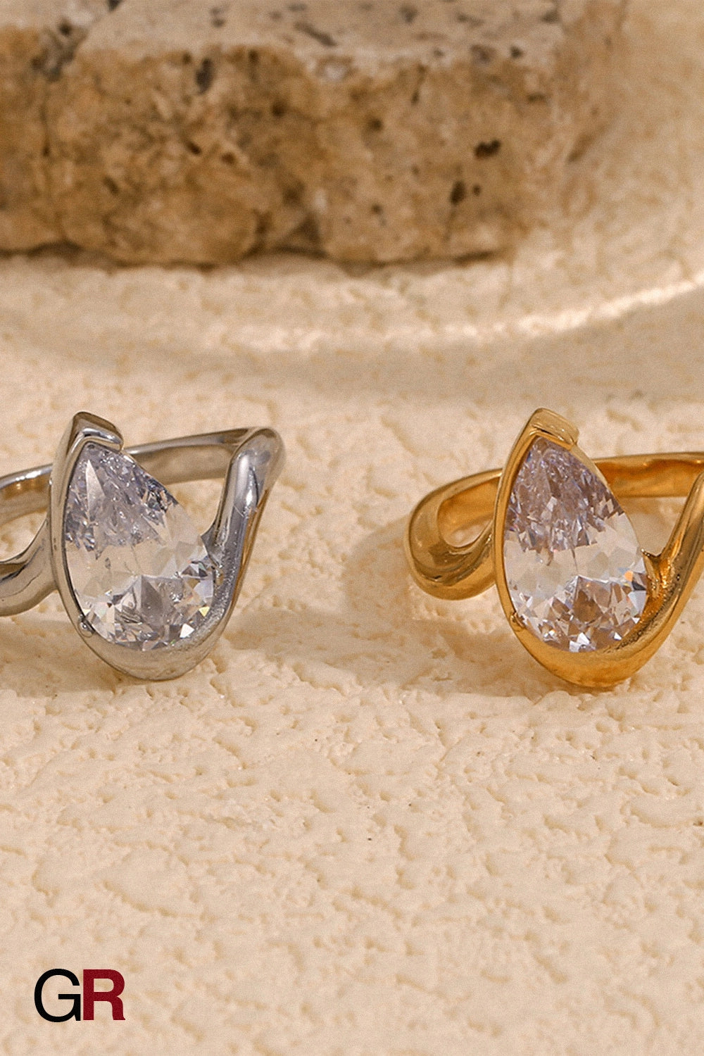 Auréole Teardrop Ring